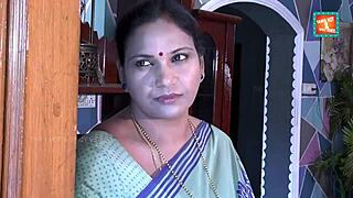 Tía en Sari Mostrando Seductoramente al Chico de Reparar TV