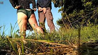 Umwerfende MILF pisst draußen.