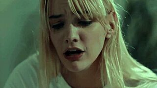 可愛いレズビアン継娘がコリー・チェイスに激しいオーガズムマッサージ