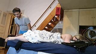 Perverse stedsøn hemmeligt besat af fødder fetish leg