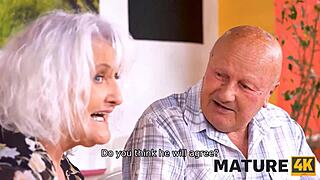 Srdcervoucí radost zralé ženy, která najde potěšení s číšníkem