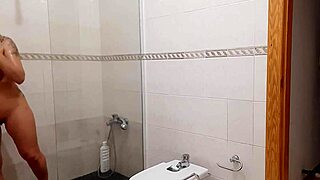 ไม่น่าเชื่อว่าฉันเย็ดแม่เลี้ยงเซ็กซี่ในห้องน้ำหลังอาบน้ำ