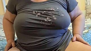 BBW Matang Bertopeng Tampilkan Tubuh Gemuknya