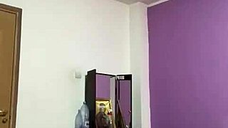 Lo Scuotimento delle Tette in Camera da Letto MILF Solitaria con Tette Naturali Lattanti e Latte dalla Figa