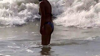 Latinská mama, 58, objaví plážový sex s nevlastným synom, vymieňajú ruky a výstrely