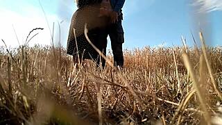 मैं यकीन नहीं कर सकता कि यह सेक्सी मिल्फ ने फील्ड में मुझे जर्क ऑफ किया!