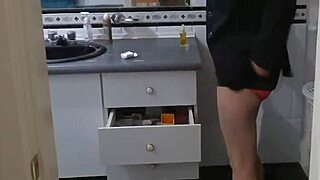 Latina Madrastra Muestra Culo a Amigos Pajeándose