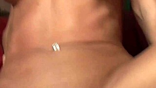 乔丹·辛兹用大阴唇握紧硬屌射精