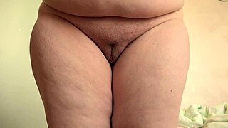 बस्टी MILF अपनी हैरी पस्सी को क्लोज-अप में शेव करती है