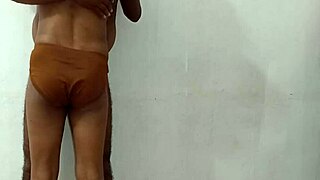 ककॉल्ड हसबैंड अपनी वाइफ की टाइट चूत वाइल्ड राइड के लिए ऑफर करता।