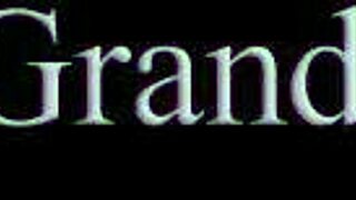哇，看这个舌吻奶奶在狂野口交后吐精！