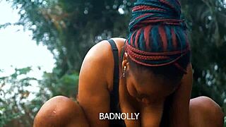 Diva 看到我尿尿，变得饥渴，要求性爱。作为尼日利亚新人，我在户外狗交中操这个乡村宝贝的怪物鸡巴