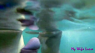 Italijanska MILF hrepeni po kurcu na javni plaži pod vodo.