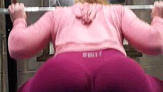 Masturbacja w samochodzie z wtyczką w dupie