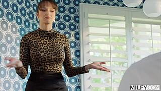 हॉट टीचर लेक्सी अपने ओल्ड कॉलेज स्टूडेंट को चोदती