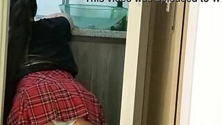 Координаторът накара студентката да почисти личната му баня и записа всичко, мамка му!