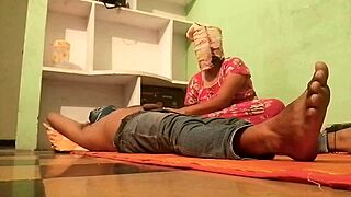 עקרות בית חמות מזיינות אנאל קשה: זין גדול או כלום?