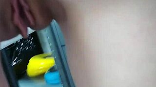 बस्टी ब्रूनेट मिल्फ जेसिका रायन टेंस चेज के बाद स्टीमी ऑफिस में कॉप के लिए बेंड ओवर करती है