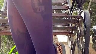 ميليف مثيرة منحنية تتحرش في الحديقة مرتدية جوارب شفافة