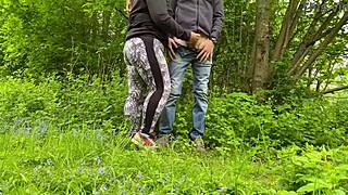 Σέξι ερασιτέχνης BBW γλείφει το πούτσο μου στη φύση