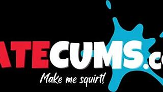 मस्तरबेटिंग ब्लॉन्ड ऑफिस वर्कप्लेस में डेस्क के नीचे हार्ड स्क्वर्ट करती है