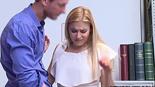 عائلة زوجية تُمسك بالسرقة تواجه عقابًا قاسيًا منه في ثلاثية مكتبية