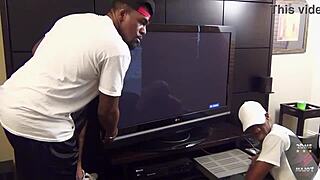 Ром Мейджър и брат му чукат пичката на Лейлани Лей в групов догистайл