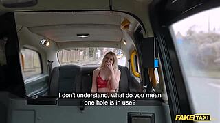 נהג מונית מזויף מזיין בלונדינית חמה בהלבשה תחתונה אדומה באנאל קשה