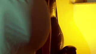 Laura Fatalle leger med fisse og trusser til rystende orgasme