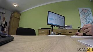 Érzéki üzletasszony szexet cserél pénzért a helyi bankinterjúban