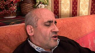 यंग स्लट्टी टीन को डर्टी फादर द्वारा यूरोपियन स्टाइल में ग्रोप और हार्ड फक