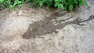 ¡Hey, mírame mear al aire libre con mi coño afeitado!