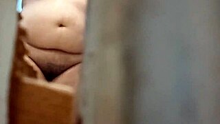 ว้าว! ลอบดูป้าเซ็กซี่ในห้องน้ำยายเพื่อเห็นหุ่นร้อน!