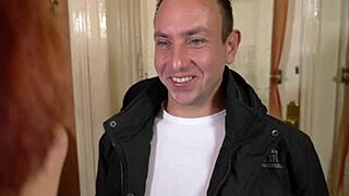 Zrzavá babička dostává tvrdě, než předvede zručnou kouření na konec