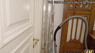 Парень ловит зрелую даму с игрушками и предлагает жесткий трах