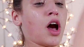 لعنة، نيك قريبة صغيرة 18+ وأمها بقوة