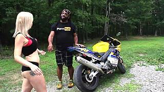 Nadia White futută tare afară pe motocicletă de Don Whoe