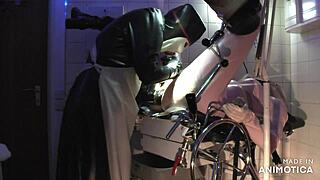 Gummikrankenschwester Agnes gibt extremes anales Fisting im Krankenhaus. Teil 3 der wilden Latex-Action