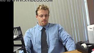 タトゥー入りの熟女継母がデスクで騎乗位