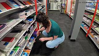 Les seins de maman n'arrêtent pas de sortir pendant les courses !