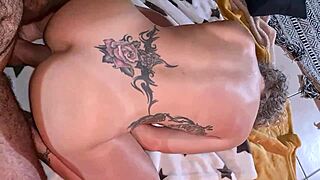 Blondi milf kumartuu intensiiviseen anaaliin rakastajan kanssa