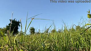 Огромная задница милф сгибается глубоко для публичного писсинга