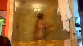 Mestra Danie curte chuveiro relaxante em PCB com banho e elementos voyeur.