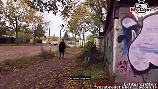 Nemška zrela MILF pobrana in nabita v javnem parku POV!