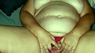 熟女红发美女自慰前挑逗