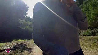 Nippleringlover blitzt riesige gepiercte Nippel am öffentlichen Strand