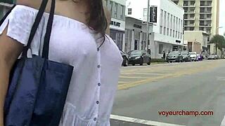 暴露狂熟女Heather在公共场合炫耀湿上衣让陌生人摸