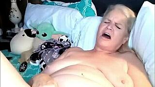 Private Chat Fun with Vee on Live Webcam