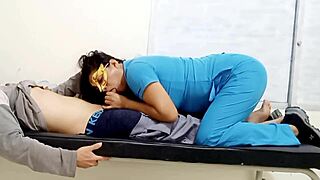 Doctora milf latina da mamada intensa a paciente con polla pequeña de 18+