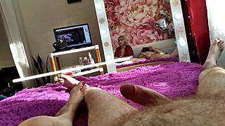 Intensiv POV-knull med moget ryskt par framför spegeln nära inpå